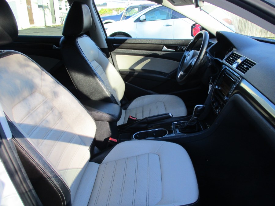 2015 Volkswagen Passat 4dr Sdn 1.8T Auto SE w/Sunroof & Nav, available for sale in West Babylon, New York | New Gen Auto Group. West Babylon, New York 2015 Volkswagen Passat 4dr Sdn 1.8T Auto SE w/Sunroof & Nav, available for sale in West Babylon, New York | New Gen Auto Group. West Babylon, New York