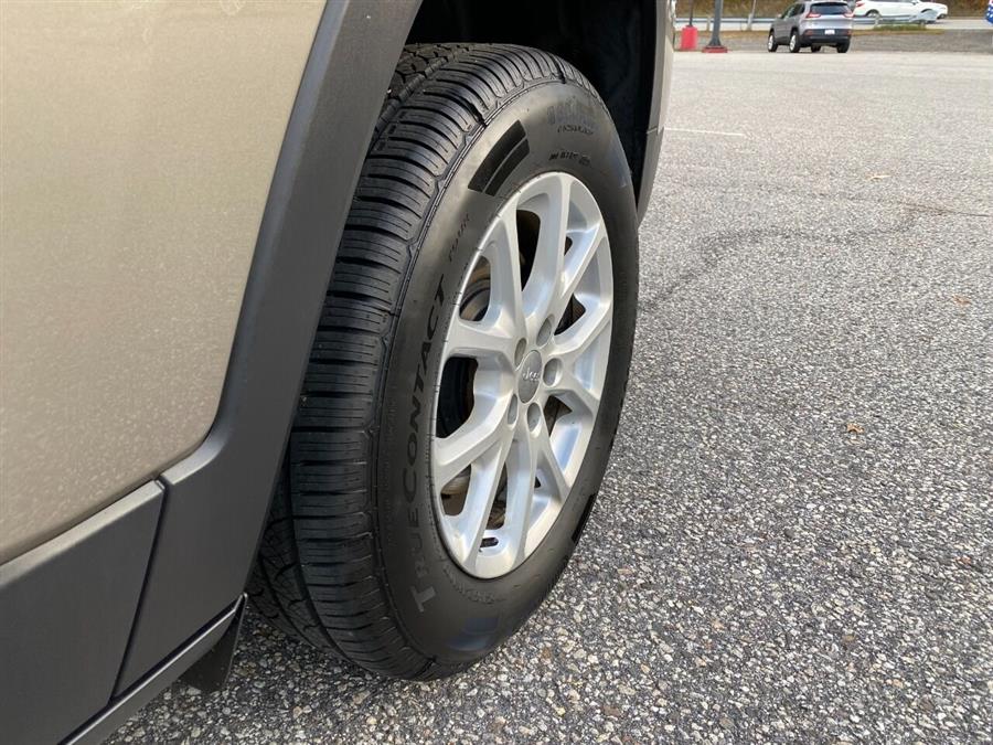 Used Jeep Cherokee Latitude 4x4 4dr SUV 2017 | Lake City Exports Inc. Auburn, Maine Used Jeep Cherokee Latitude 4x4 4dr SUV 2017 | Lake City Exports Inc. Auburn, Maine