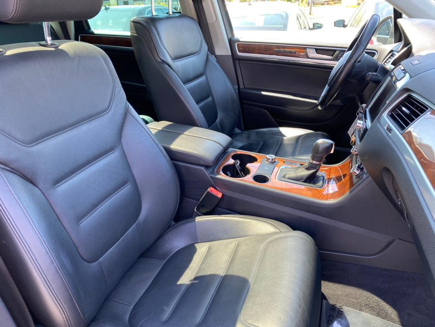 Used Volkswagen Touareg 4dr 3.6L Sport 2014 | Lava Motors 2 Inc. Canton, Connecticut Used Volkswagen Touareg 4dr 3.6L Sport 2014 | Lava Motors 2 Inc. Canton, Connecticut