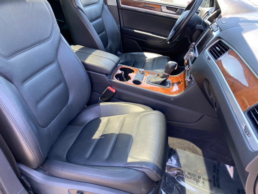 Used Volkswagen Touareg 4dr 3.6L Sport 2014 | Lava Motors 2 Inc. Canton, Connecticut Used Volkswagen Touareg 4dr 3.6L Sport 2014 | Lava Motors 2 Inc. Canton, Connecticut