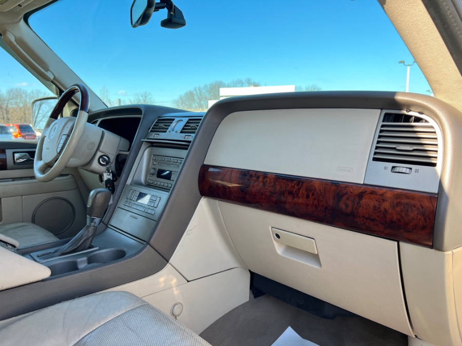 Used Lincoln Navigator 4dr 4WD Luxury 2004 | Marsh Auto Sales LLC. Ortonville, Michigan Used Lincoln Navigator 4dr 4WD Luxury 2004 | Marsh Auto Sales LLC. Ortonville, Michigan