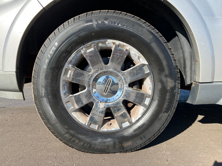 Used Lincoln Navigator 4dr 4WD Luxury 2004 | Marsh Auto Sales LLC. Ortonville, Michigan Used Lincoln Navigator 4dr 4WD Luxury 2004 | Marsh Auto Sales LLC. Ortonville, Michigan