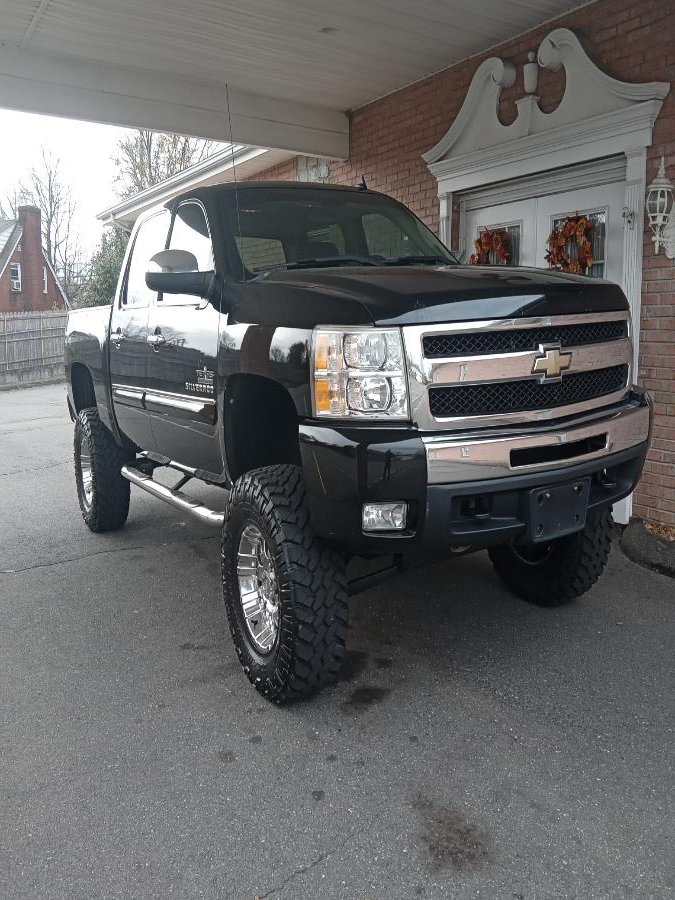 2011 Chevrolet Silverado 1500 4WD Crew Cab 143.5" LT, available for sale in New Britain, Connecticut | Supreme Automotive. New Britain, Connecticut