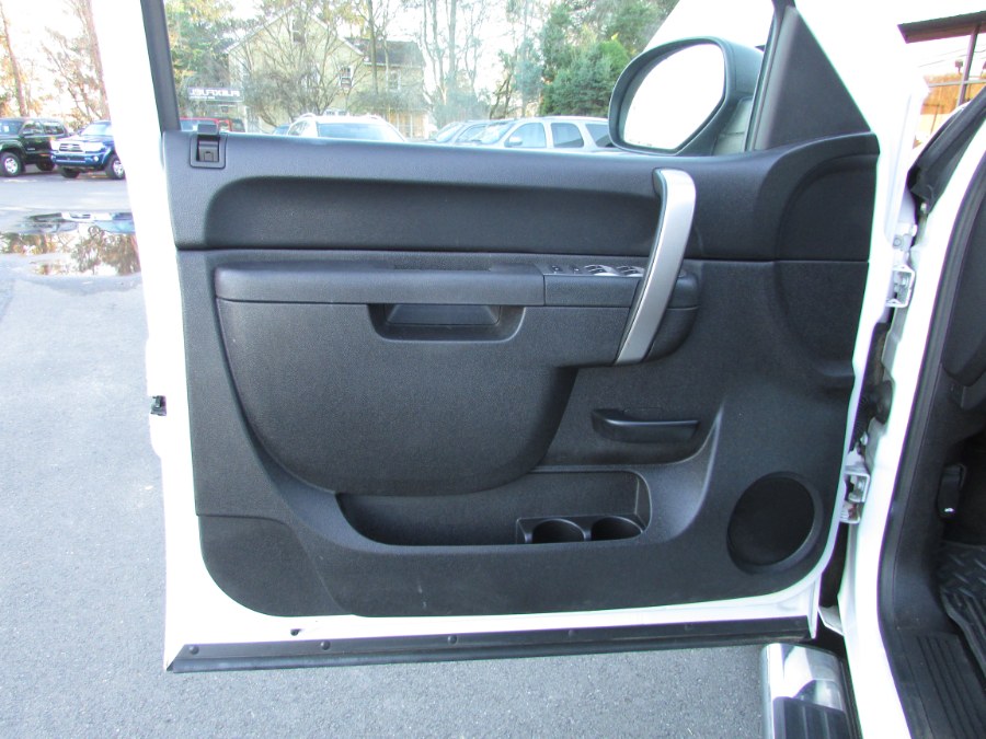 2013 Chevrolet Silverado 1500 4WD Crew Cab 143.5" LT, available for sale in East Windsor, Connecticut | United Auto Sales of E Windsor, Inc. East Windsor, Connecticut 2013 Chevrolet Silverado 1500 4WD Crew Cab 143.5" LT, available for sale in East Windsor, Connecticut | United Auto Sales of E Windsor, Inc. East Windsor, Connecticut