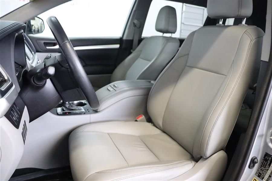 Used Toyota Highlander XLE 2018 | Fast Track Motors. Paterson, New Jersey Used Toyota Highlander XLE 2018 | Fast Track Motors. Paterson, New Jersey
