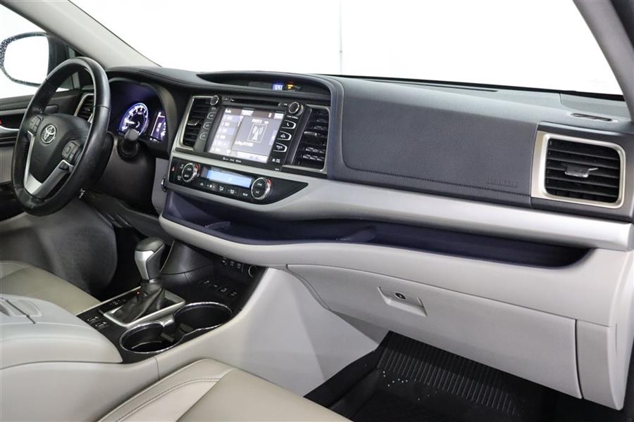 Used Toyota Highlander XLE 2018 | Fast Track Motors. Paterson, New Jersey Used Toyota Highlander XLE 2018 | Fast Track Motors. Paterson, New Jersey