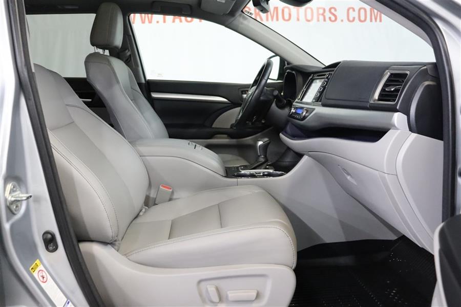 Used Toyota Highlander XLE 2018 | Fast Track Motors. Paterson, New Jersey Used Toyota Highlander XLE 2018 | Fast Track Motors. Paterson, New Jersey
