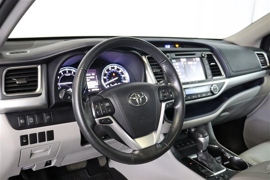 Used Toyota Highlander XLE 2018 | Fast Track Motors. Paterson, New Jersey Used Toyota Highlander XLE 2018 | Fast Track Motors. Paterson, New Jersey