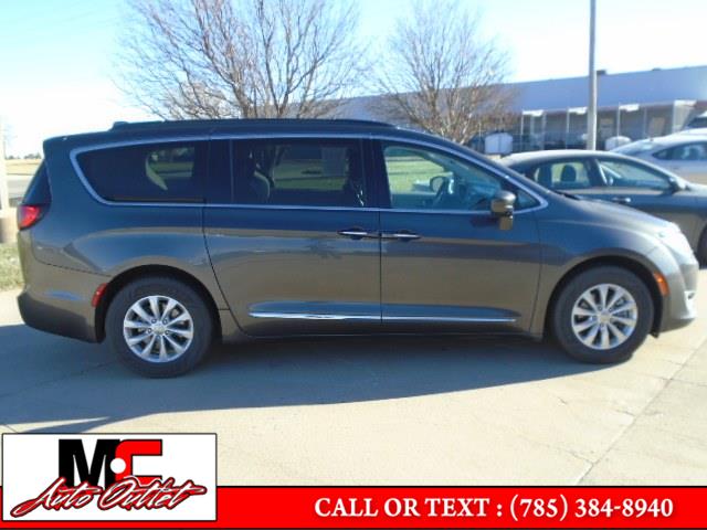 Used Chrysler Pacifica Touring-L FWD 2017 | M C Auto Outlet Inc. Colby, Kansas Used Chrysler Pacifica Touring-L FWD 2017 | M C Auto Outlet Inc. Colby, Kansas