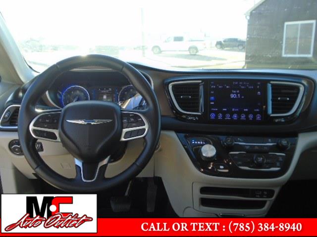 Used Chrysler Pacifica Touring-L FWD 2017 | M C Auto Outlet Inc. Colby, Kansas Used Chrysler Pacifica Touring-L FWD 2017 | M C Auto Outlet Inc. Colby, Kansas