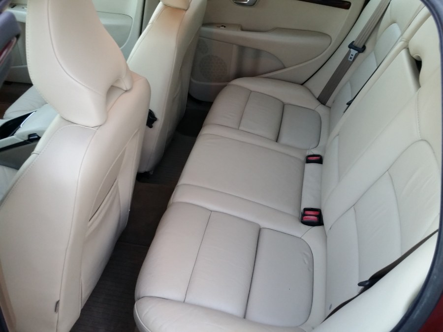 Used Volvo V70 4dr Wgn w/Sunroof 2009 | Action Automotive. Berlin, Connecticut Used Volvo V70 4dr Wgn w/Sunroof 2009 | Action Automotive. Berlin, Connecticut