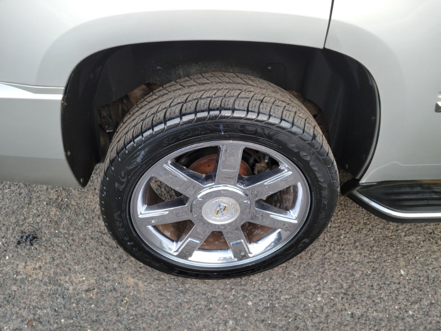 2011 Cadillac Escalade AWD 4dr Luxury, available for sale in East Windsor, Connecticut | Toro Auto. East Windsor, Connecticut 2011 Cadillac Escalade AWD 4dr Luxury, available for sale in East Windsor, Connecticut | Toro Auto. East Windsor, Connecticut