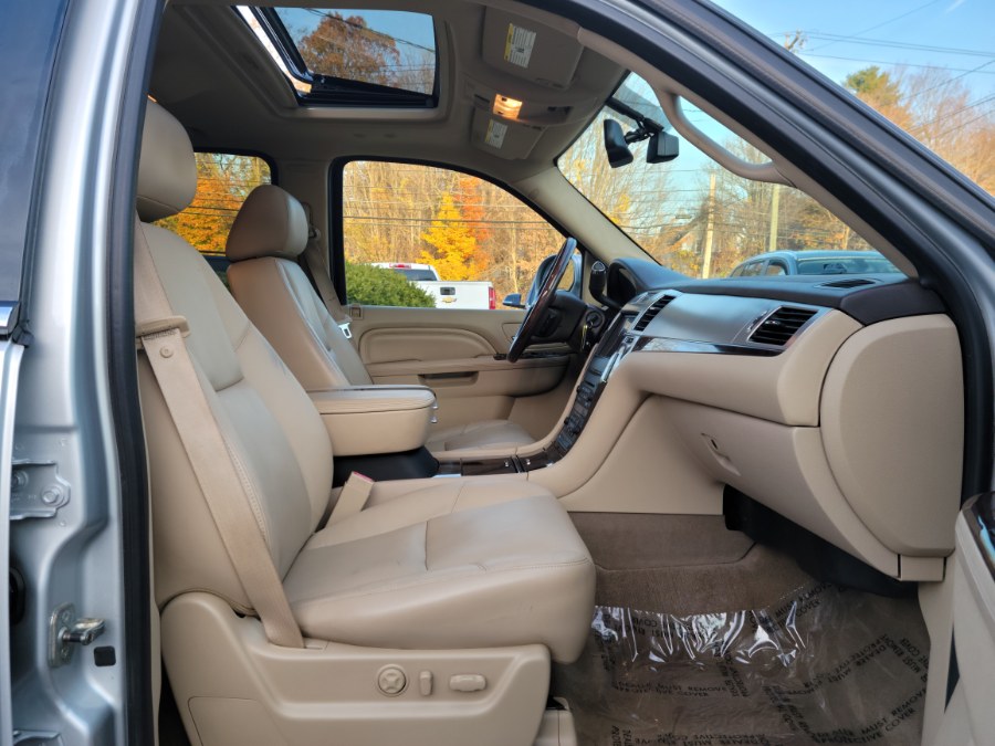 2011 Cadillac Escalade AWD 4dr Luxury, available for sale in East Windsor, Connecticut | Toro Auto. East Windsor, Connecticut 2011 Cadillac Escalade AWD 4dr Luxury, available for sale in East Windsor, Connecticut | Toro Auto. East Windsor, Connecticut