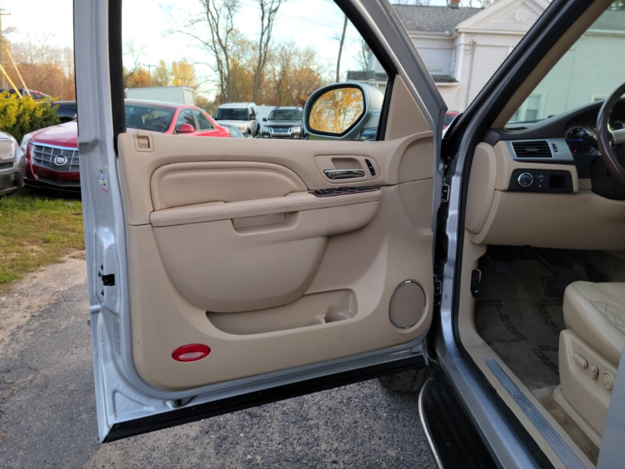 2011 Cadillac Escalade AWD 4dr Luxury, available for sale in East Windsor, Connecticut | Toro Auto. East Windsor, Connecticut 2011 Cadillac Escalade AWD 4dr Luxury, available for sale in East Windsor, Connecticut | Toro Auto. East Windsor, Connecticut