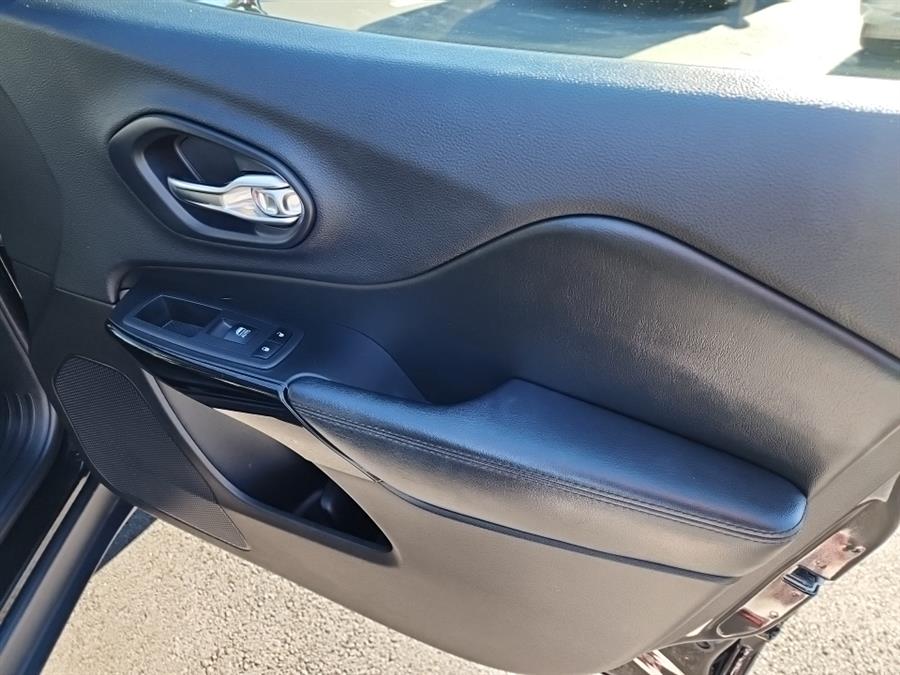 2019 Jeep Cherokee Latitude Plus 4x4, available for sale in Islip, New York | L.I. Auto Gallery. Islip, New York 2019 Jeep Cherokee Latitude Plus 4x4, available for sale in Islip, New York | L.I. Auto Gallery. Islip, New York