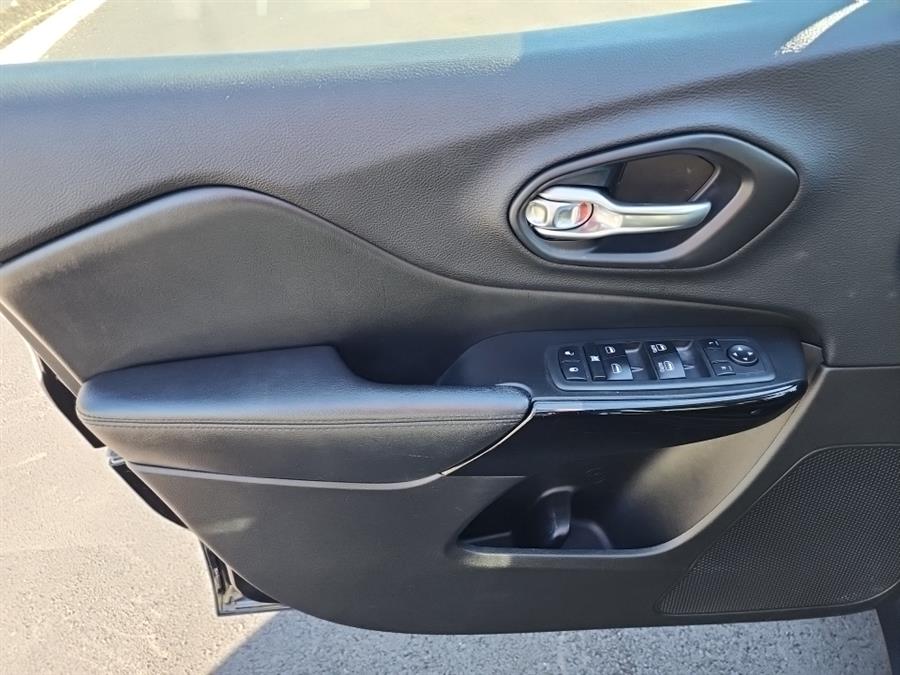 2019 Jeep Cherokee Latitude Plus 4x4, available for sale in Islip, New York | L.I. Auto Gallery. Islip, New York 2019 Jeep Cherokee Latitude Plus 4x4, available for sale in Islip, New York | L.I. Auto Gallery. Islip, New York