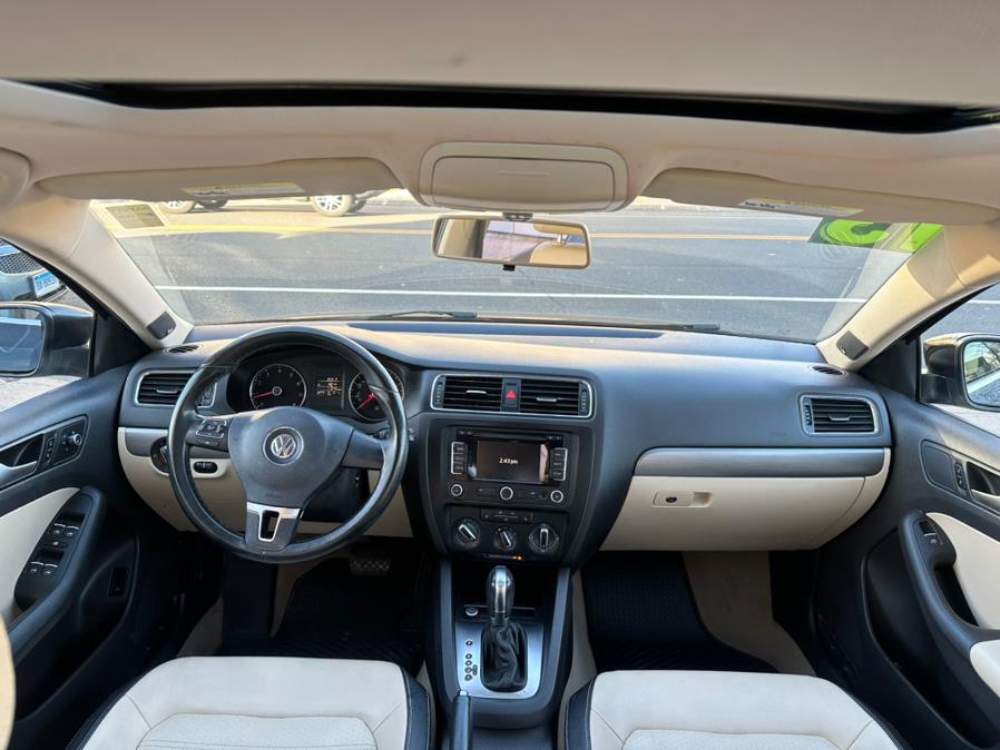 2013 Volkswagen Jetta Sedan 4dr Auto SEL w/Nav, available for sale in Manchester, Connecticut | Carsonmain LLC. Manchester, Connecticut 2013 Volkswagen Jetta Sedan 4dr Auto SEL w/Nav, available for sale in Manchester, Connecticut | Carsonmain LLC. Manchester, Connecticut