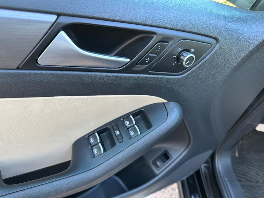 2013 Volkswagen Jetta Sedan 4dr Auto SEL w/Nav, available for sale in Manchester, Connecticut | Carsonmain LLC. Manchester, Connecticut 2013 Volkswagen Jetta Sedan 4dr Auto SEL w/Nav, available for sale in Manchester, Connecticut | Carsonmain LLC. Manchester, Connecticut