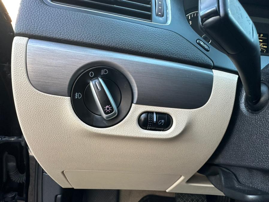 2013 Volkswagen Jetta Sedan 4dr Auto SEL w/Nav, available for sale in Manchester, Connecticut | Carsonmain LLC. Manchester, Connecticut 2013 Volkswagen Jetta Sedan 4dr Auto SEL w/Nav, available for sale in Manchester, Connecticut | Carsonmain LLC. Manchester, Connecticut