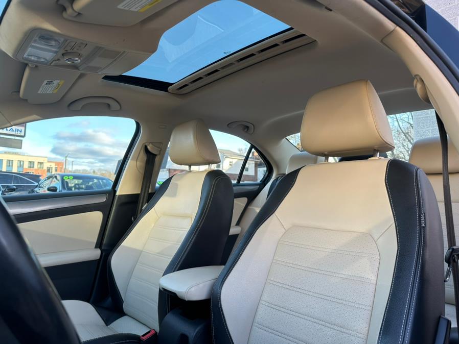 2013 Volkswagen Jetta Sedan 4dr Auto SEL w/Nav, available for sale in Manchester, Connecticut | Carsonmain LLC. Manchester, Connecticut 2013 Volkswagen Jetta Sedan 4dr Auto SEL w/Nav, available for sale in Manchester, Connecticut | Carsonmain LLC. Manchester, Connecticut