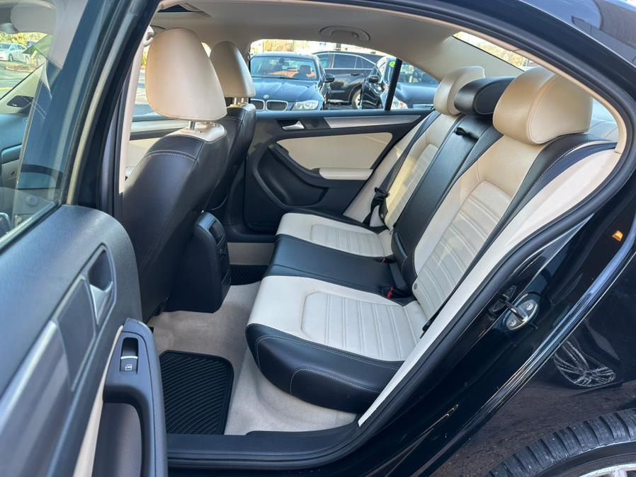 2013 Volkswagen Jetta Sedan 4dr Auto SEL w/Nav, available for sale in Manchester, Connecticut | Carsonmain LLC. Manchester, Connecticut 2013 Volkswagen Jetta Sedan 4dr Auto SEL w/Nav, available for sale in Manchester, Connecticut | Carsonmain LLC. Manchester, Connecticut