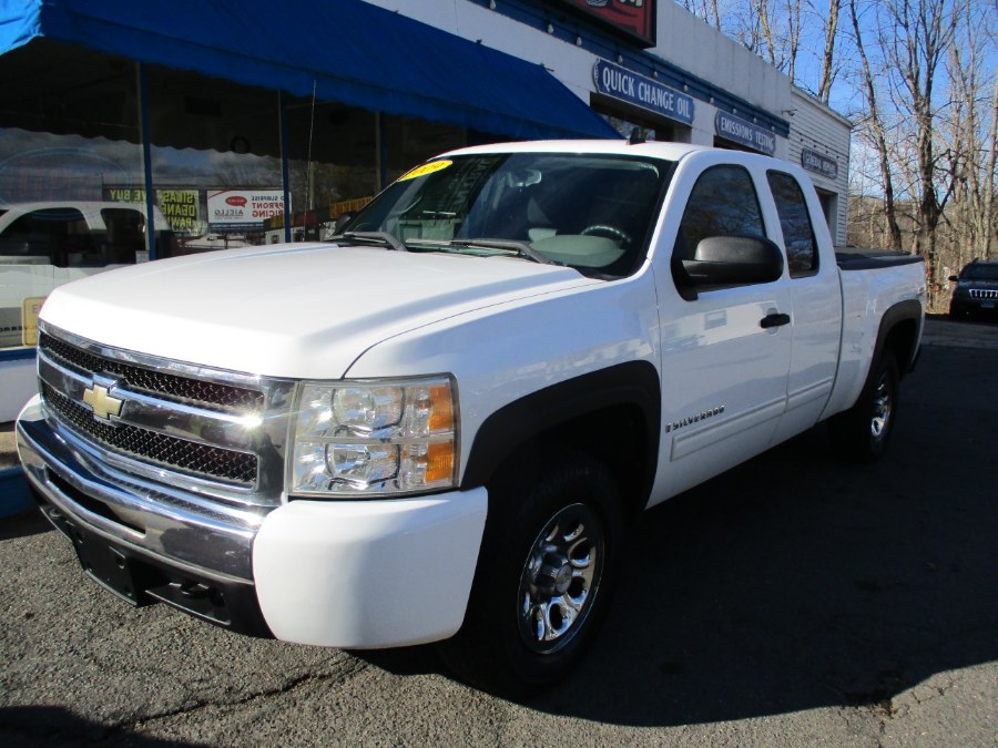 2009 Chevrolet Silverado 1500 4WD Ext Cab 143.5" LS, available for sale in Meriden, Connecticut | Cos Central Auto. Meriden, Connecticut 2009 Chevrolet Silverado 1500 4WD Ext Cab 143.5" LS, available for sale in Meriden, Connecticut | Cos Central Auto. Meriden, Connecticut