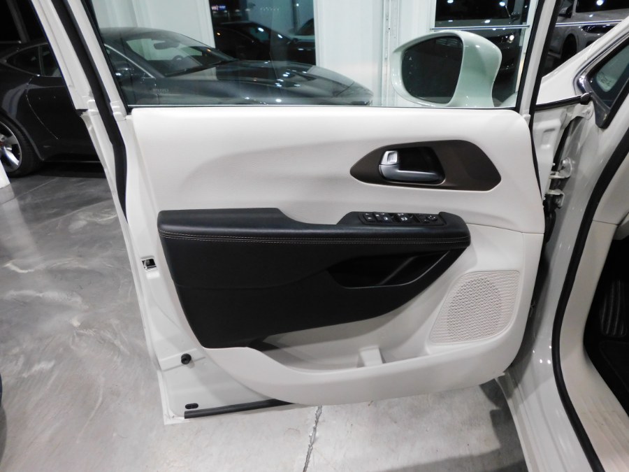 2017 Chrysler Pacifica Touring-L 4dr Wgn, available for sale in Lodi, New Jersey | Auto Gallery. Lodi, New Jersey 2017 Chrysler Pacifica Touring-L 4dr Wgn, available for sale in Lodi, New Jersey | Auto Gallery. Lodi, New Jersey