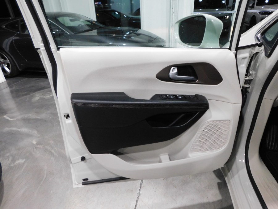 2017 Chrysler Pacifica Touring-L 4dr Wgn, available for sale in Lodi, New Jersey | Auto Gallery. Lodi, New Jersey 2017 Chrysler Pacifica Touring-L 4dr Wgn, available for sale in Lodi, New Jersey | Auto Gallery. Lodi, New Jersey