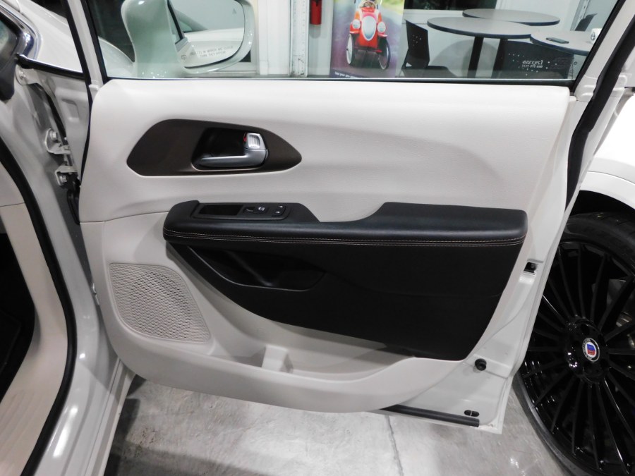 2017 Chrysler Pacifica Touring-L 4dr Wgn, available for sale in Lodi, New Jersey | Auto Gallery. Lodi, New Jersey 2017 Chrysler Pacifica Touring-L 4dr Wgn, available for sale in Lodi, New Jersey | Auto Gallery. Lodi, New Jersey