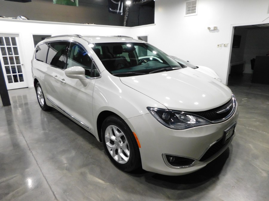 2017 Chrysler Pacifica Touring-L 4dr Wgn, available for sale in Lodi, New Jersey | Auto Gallery. Lodi, New Jersey 2017 Chrysler Pacifica Touring-L 4dr Wgn, available for sale in Lodi, New Jersey | Auto Gallery. Lodi, New Jersey