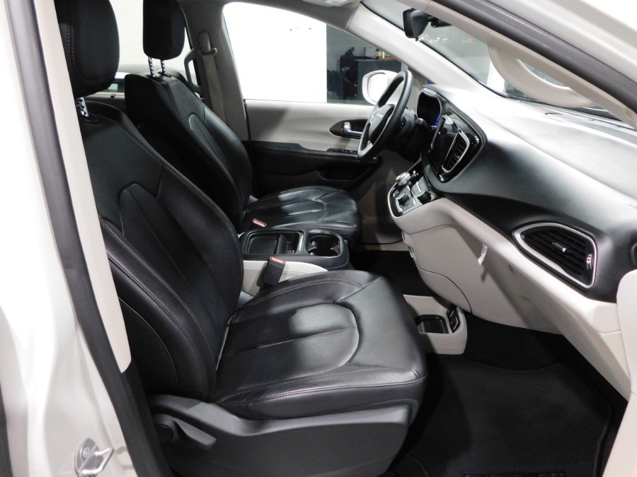 2017 Chrysler Pacifica Touring-L 4dr Wgn, available for sale in Lodi, New Jersey | Auto Gallery. Lodi, New Jersey 2017 Chrysler Pacifica Touring-L 4dr Wgn, available for sale in Lodi, New Jersey | Auto Gallery. Lodi, New Jersey