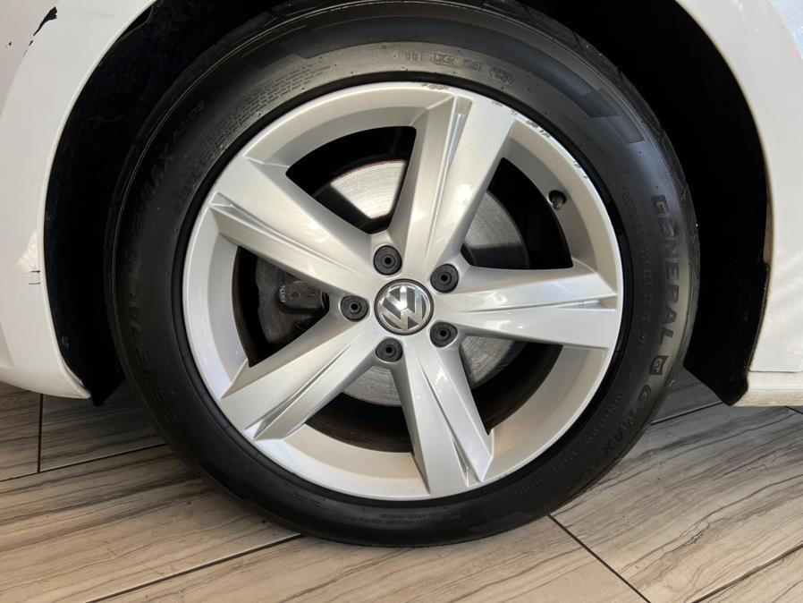 2013 Volkswagen Passat 4dr Sdn 2.5L Auto SE w/Sunroof PZEV, available for sale in West Hartford, Connecticut | AutoMax. West Hartford, Connecticut 2013 Volkswagen Passat 4dr Sdn 2.5L Auto SE w/Sunroof PZEV, available for sale in West Hartford, Connecticut | AutoMax. West Hartford, Connecticut
