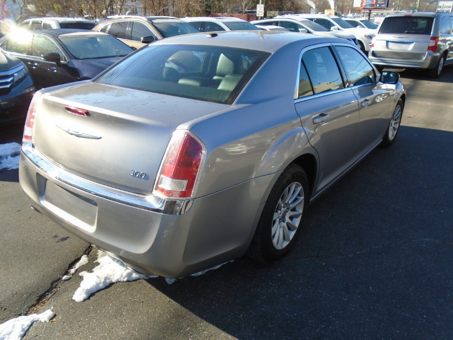 2014 Chrysler 300 4dr Sdn RWD, available for sale in Waterbury, Connecticut | Jim Juliani Motors. Waterbury, Connecticut