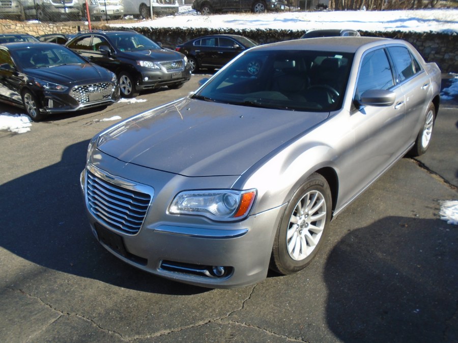 2014 Chrysler 300 4dr Sdn RWD, available for sale in Waterbury, Connecticut | Jim Juliani Motors. Waterbury, Connecticut