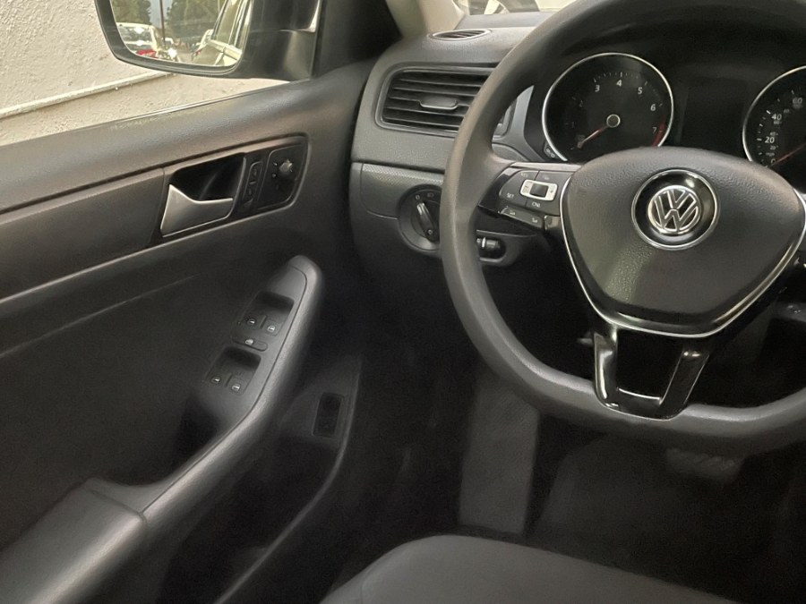 2016 Volkswagen Jetta Sedan 4dr Auto 1.4T S w/Technology, available for sale in Corona, California | Green Light Auto. Corona, California 2016 Volkswagen Jetta Sedan 4dr Auto 1.4T S w/Technology, available for sale in Corona, California | Green Light Auto. Corona, California