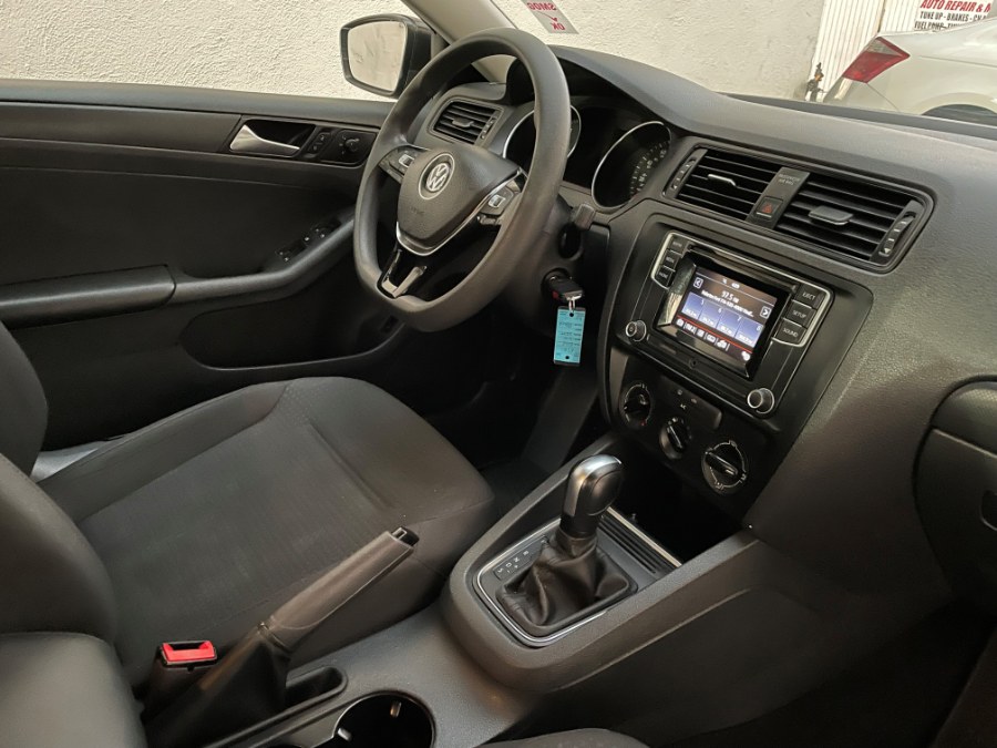 2016 Volkswagen Jetta Sedan 4dr Auto 1.4T S w/Technology, available for sale in Corona, California | Green Light Auto. Corona, California 2016 Volkswagen Jetta Sedan 4dr Auto 1.4T S w/Technology, available for sale in Corona, California | Green Light Auto. Corona, California