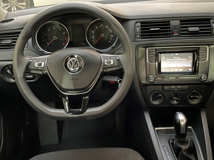 2016 Volkswagen Jetta Sedan 4dr Auto 1.4T S w/Technology, available for sale in Corona, California | Green Light Auto. Corona, California 2016 Volkswagen Jetta Sedan 4dr Auto 1.4T S w/Technology, available for sale in Corona, California | Green Light Auto. Corona, California