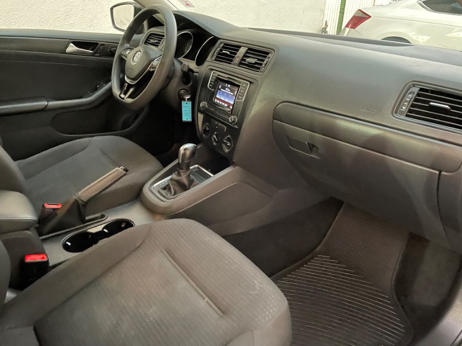 2016 Volkswagen Jetta Sedan 4dr Auto 1.4T S w/Technology, available for sale in Corona, California | Green Light Auto. Corona, California 2016 Volkswagen Jetta Sedan 4dr Auto 1.4T S w/Technology, available for sale in Corona, California | Green Light Auto. Corona, California