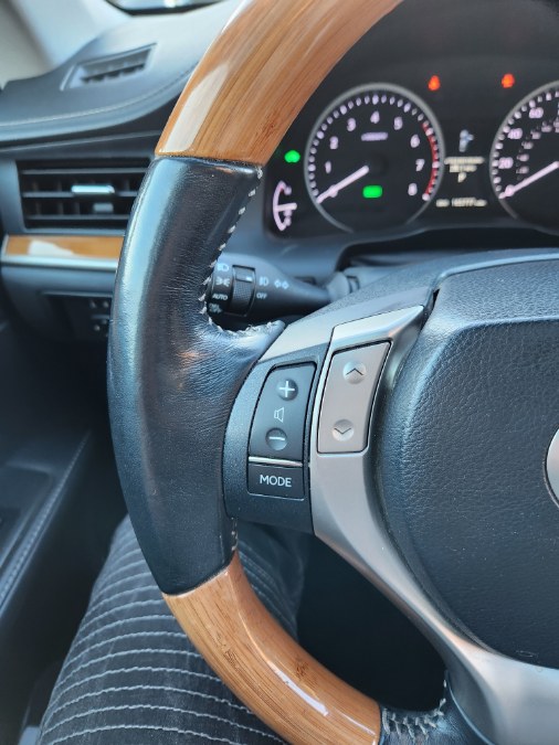 2013 Lexus ES 300h 4dr Sdn Hybrid, available for sale in Bristol, Connecticut | Dealmax Motors LLC. Bristol, Connecticut 2013 Lexus ES 300h 4dr Sdn Hybrid, available for sale in Bristol, Connecticut | Dealmax Motors LLC. Bristol, Connecticut