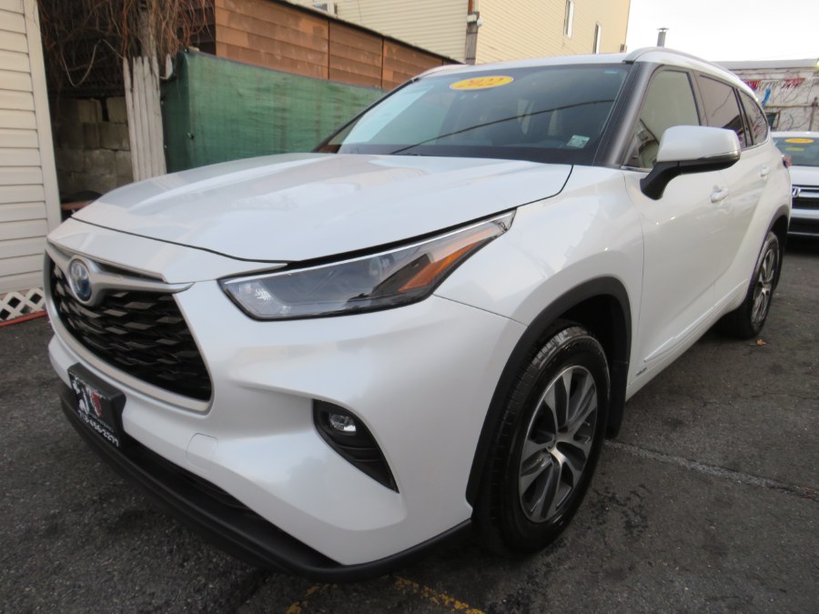 2022 Toyota Highlander XLE in Middle Village, NY