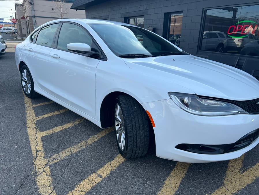 Used Chrysler 200 4dr Sdn S FWD 2015 | Easy Credit of Jersey. Little Ferry, New Jersey