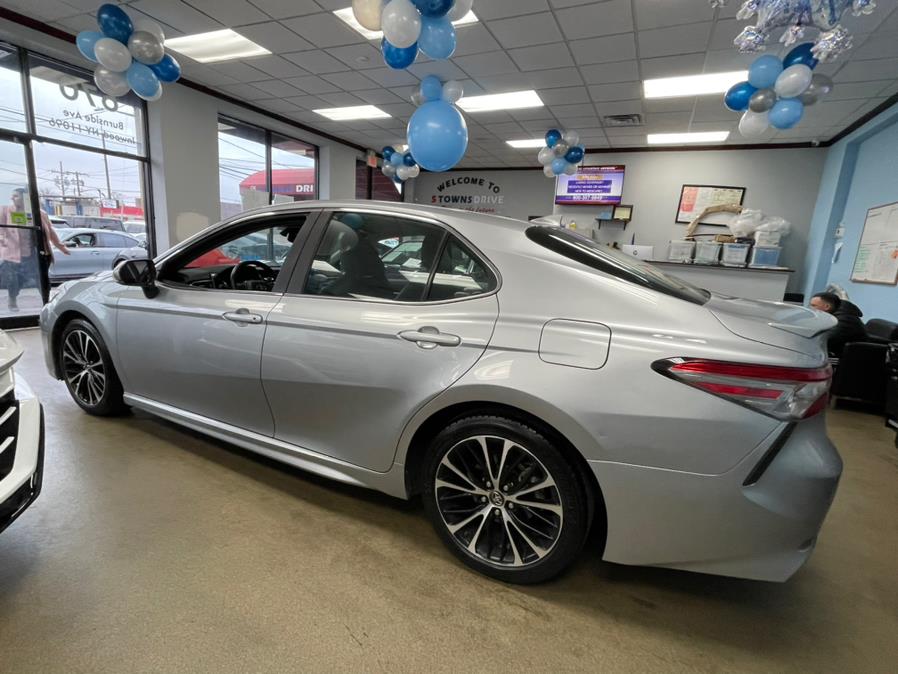 2018 Toyota Camry Hybrid XLE CVT (Natl), available for sale in Inwood, New York | 5 Towns Drive. Inwood, New York 2018 Toyota Camry Hybrid XLE CVT (Natl), available for sale in Inwood, New York | 5 Towns Drive. Inwood, New York