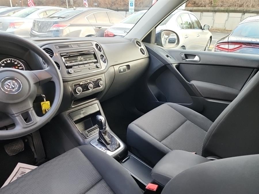 2012 Volkswagen Tiguan 4WD 4dr Auto SE w/Sunroof & Nav, available for sale in Islip, New York | L.I. Auto Gallery. Islip, New York 2012 Volkswagen Tiguan 4WD 4dr Auto SE w/Sunroof & Nav, available for sale in Islip, New York | L.I. Auto Gallery. Islip, New York