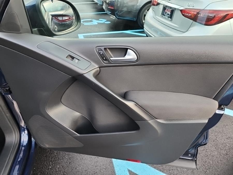 2012 Volkswagen Tiguan 4WD 4dr Auto SE w/Sunroof & Nav, available for sale in Islip, New York | L.I. Auto Gallery. Islip, New York 2012 Volkswagen Tiguan 4WD 4dr Auto SE w/Sunroof & Nav, available for sale in Islip, New York | L.I. Auto Gallery. Islip, New York