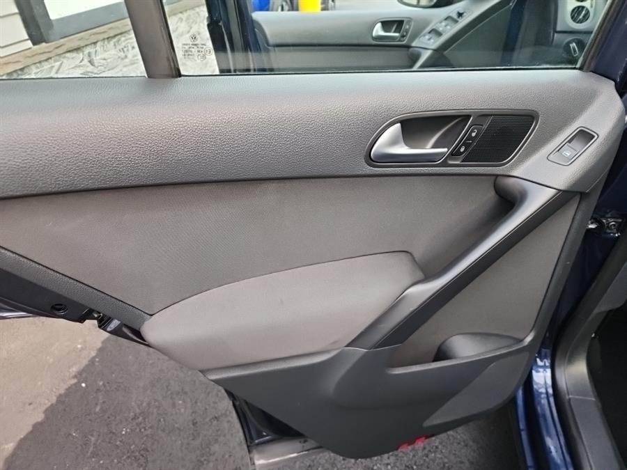 2012 Volkswagen Tiguan 4WD 4dr Auto SE w/Sunroof & Nav, available for sale in Islip, New York | L.I. Auto Gallery. Islip, New York 2012 Volkswagen Tiguan 4WD 4dr Auto SE w/Sunroof & Nav, available for sale in Islip, New York | L.I. Auto Gallery. Islip, New York