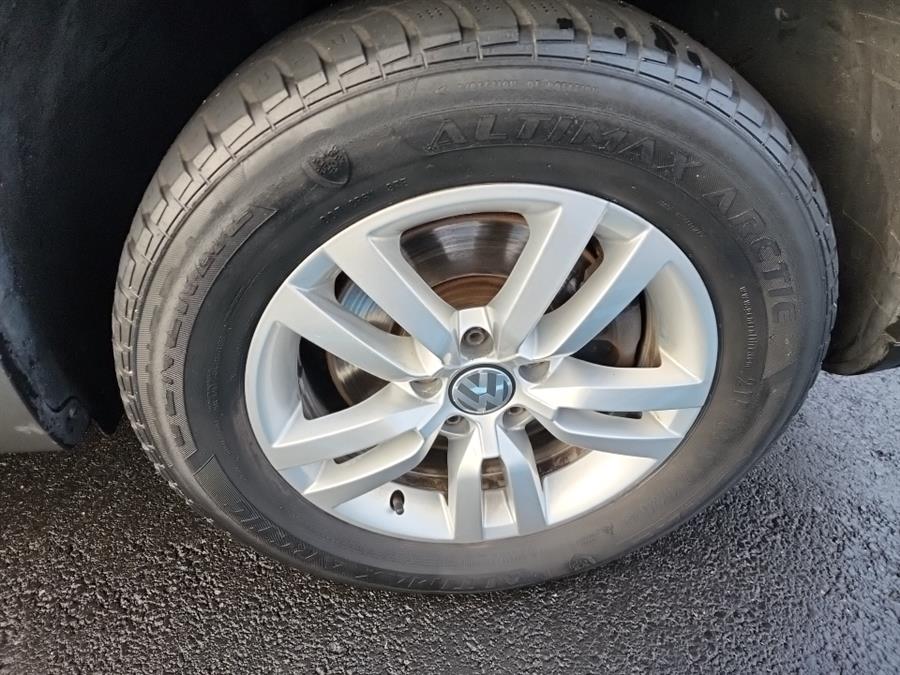 2012 Volkswagen Tiguan 4WD 4dr Auto SE w/Sunroof & Nav, available for sale in Islip, New York | L.I. Auto Gallery. Islip, New York 2012 Volkswagen Tiguan 4WD 4dr Auto SE w/Sunroof & Nav, available for sale in Islip, New York | L.I. Auto Gallery. Islip, New York
