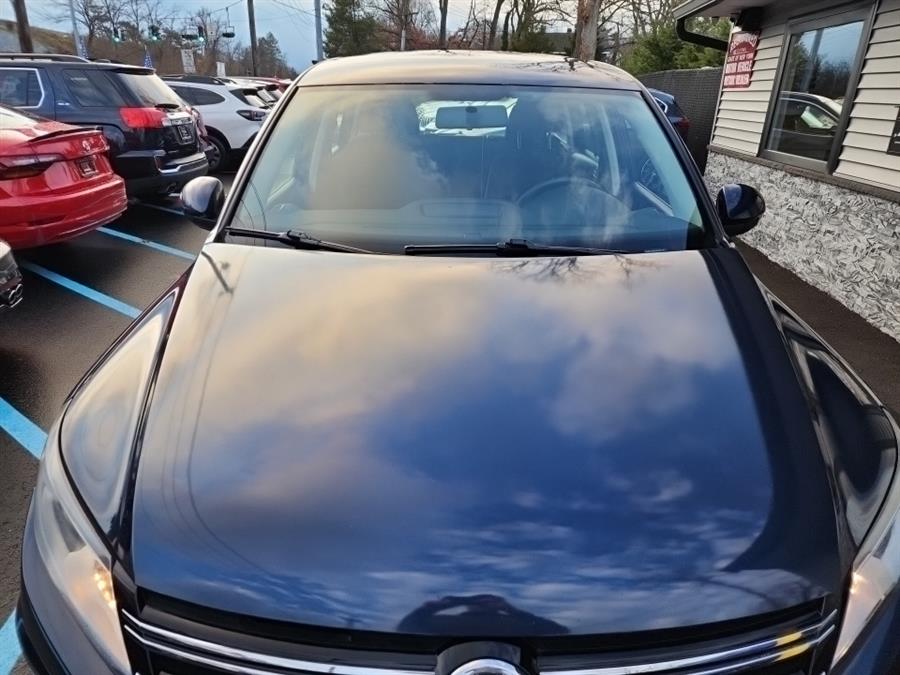 2012 Volkswagen Tiguan 4WD 4dr Auto SE w/Sunroof & Nav, available for sale in Islip, New York | L.I. Auto Gallery. Islip, New York 2012 Volkswagen Tiguan 4WD 4dr Auto SE w/Sunroof & Nav, available for sale in Islip, New York | L.I. Auto Gallery. Islip, New York