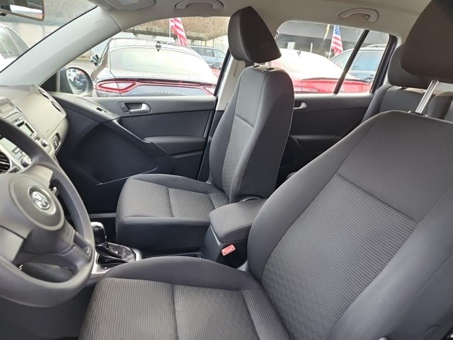 2012 Volkswagen Tiguan 4WD 4dr Auto SE w/Sunroof & Nav, available for sale in Islip, New York | L.I. Auto Gallery. Islip, New York 2012 Volkswagen Tiguan 4WD 4dr Auto SE w/Sunroof & Nav, available for sale in Islip, New York | L.I. Auto Gallery. Islip, New York