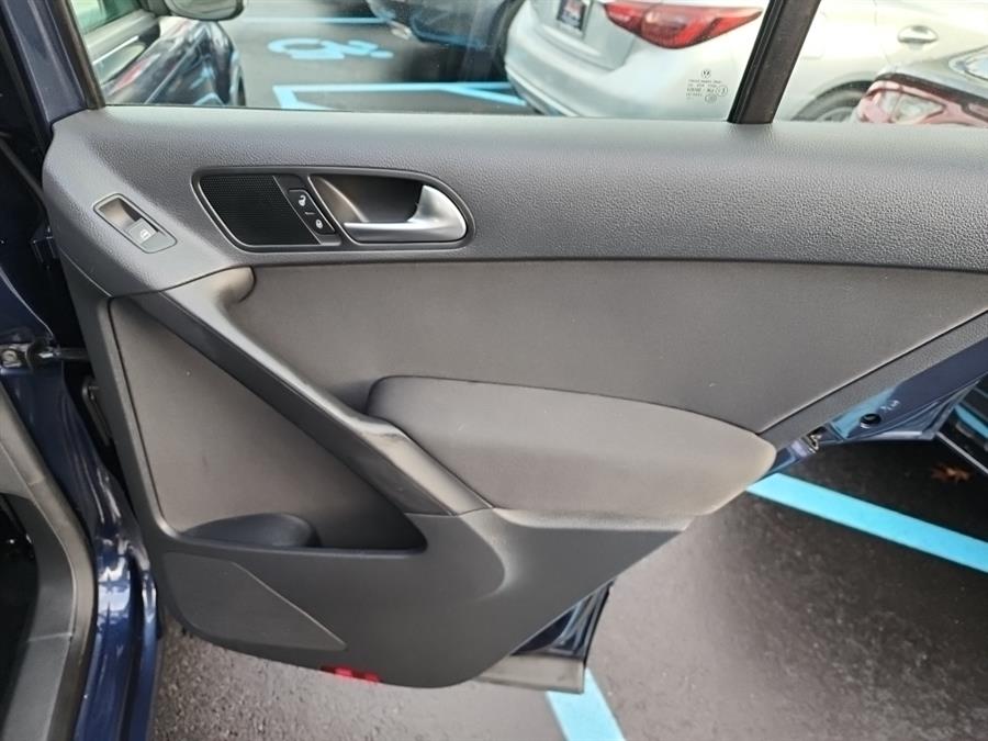 2012 Volkswagen Tiguan 4WD 4dr Auto SE w/Sunroof & Nav, available for sale in Islip, New York | L.I. Auto Gallery. Islip, New York 2012 Volkswagen Tiguan 4WD 4dr Auto SE w/Sunroof & Nav, available for sale in Islip, New York | L.I. Auto Gallery. Islip, New York