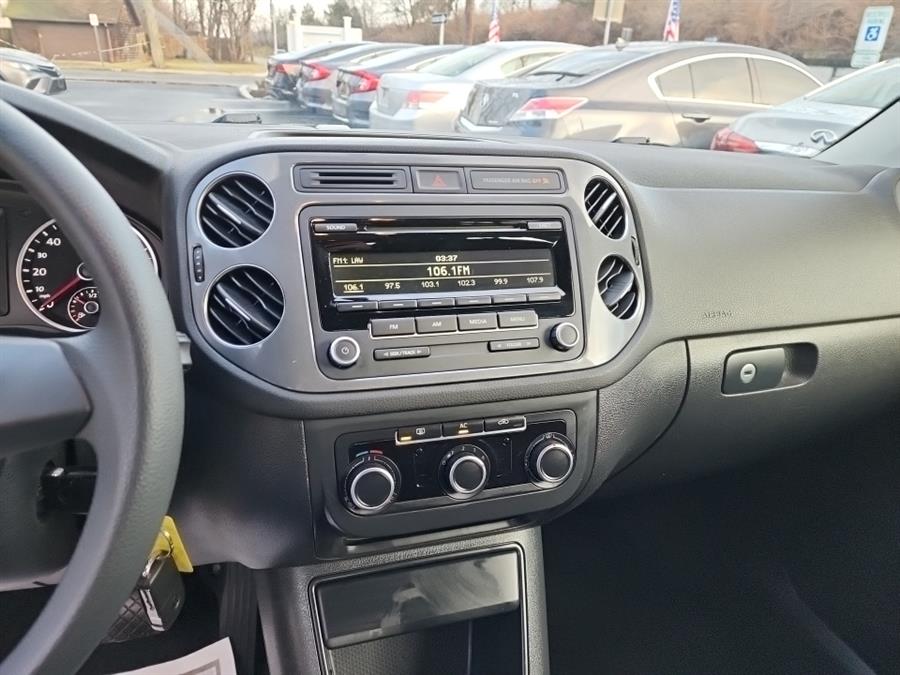 2012 Volkswagen Tiguan 4WD 4dr Auto SE w/Sunroof & Nav, available for sale in Islip, New York | L.I. Auto Gallery. Islip, New York 2012 Volkswagen Tiguan 4WD 4dr Auto SE w/Sunroof & Nav, available for sale in Islip, New York | L.I. Auto Gallery. Islip, New York